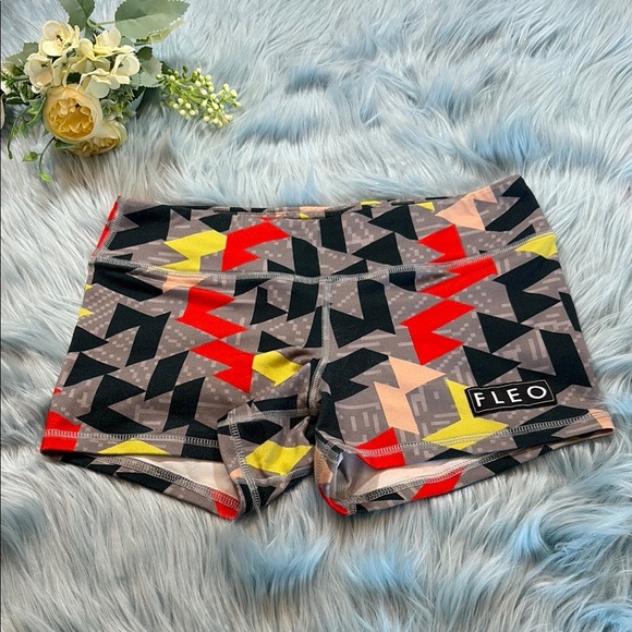 FLEO Multicolored Geometric Print Low Rise Shorts sz S - Picture 1 of 7